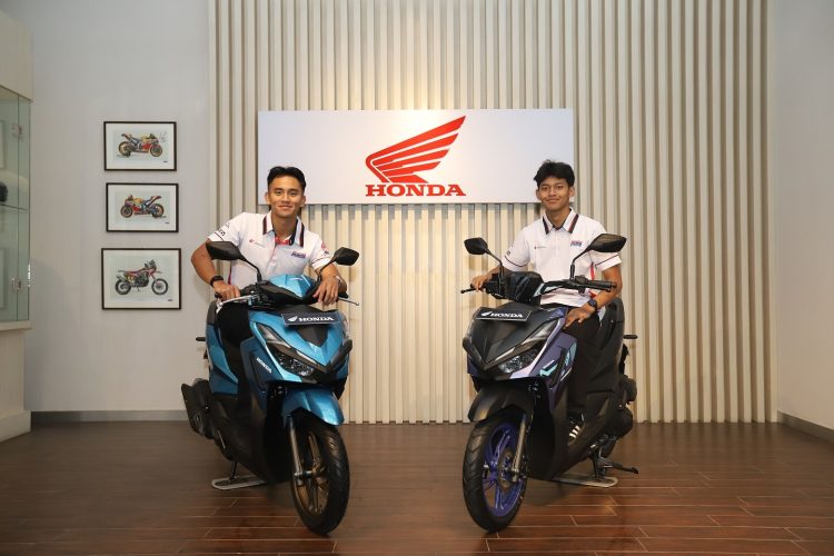 Pebalap Indonesia Mario Suryo Aji (kiri) dan Veda Ega Pratama (kanan) mendapat dukungan menjelang keberangkatan ke Eropa untuk menghadapi musim balap Grand Prix 2026 bersama Honda Team Asia. (Dok. Sinsen)