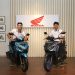 Pebalap Indonesia Mario Suryo Aji (kiri) dan Veda Ega Pratama (kanan) mendapat dukungan menjelang keberangkatan ke Eropa untuk menghadapi musim balap Grand Prix 2026 bersama Honda Team Asia. (Dok. Sinsen)