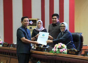 Pimpinan DPRD Kabupaten Bintan menyerahkan dokumen pengesahan Ranperda Perseroda Bintan Karya Bahari kepada perwakilan Pemerintah Kabupaten Bintan dalam rapat paripurna, Selasa (20/1/2026). (Dok. Ikram)