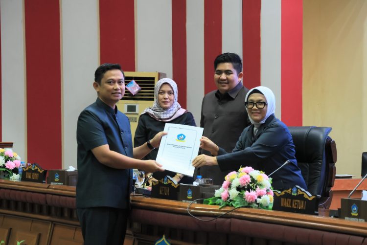 Pimpinan DPRD Kabupaten Bintan menyerahkan dokumen pengesahan Ranperda Perseroda Bintan Karya Bahari kepada perwakilan Pemerintah Kabupaten Bintan dalam rapat paripurna, Selasa (20/1/2026). (Dok. Ikram)