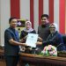Pimpinan DPRD Kabupaten Bintan menyerahkan dokumen pengesahan Ranperda Perseroda Bintan Karya Bahari kepada perwakilan Pemerintah Kabupaten Bintan dalam rapat paripurna, Selasa (20/1/2026). (Dok. Ikram)