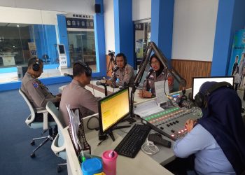 Personel Ditlantas Polda Jambi saat menjadi narasumber dalam program Patroli Udara Siginjai yang disiarkan langsung melalui RRI Pro 2 FM Jambi, Rabu (21/1/2026) (Dok, Humas)