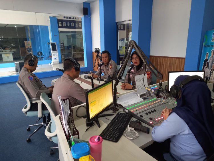 Personel Ditlantas Polda Jambi saat menjadi narasumber dalam program Patroli Udara Siginjai yang disiarkan langsung melalui RRI Pro 2 FM Jambi, Rabu (21/1/2026) (Dok, Humas)