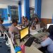 Personel Ditlantas Polda Jambi saat menjadi narasumber dalam program Patroli Udara Siginjai yang disiarkan langsung melalui RRI Pro 2 FM Jambi, Rabu (21/1/2026) (Dok, Humas)