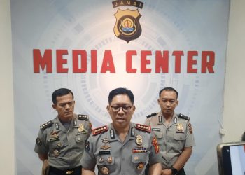 Kabid Humas Polda Jambi Kombes Pol Erlan Munaji (tengah) menyampaikan keterangan pers terkait penanganan longsor pertambangan emas tanpa izin (PETI) di Kabupaten Sarolangun yang menewaskan delapan orang, Rabu (21/1/2026). (Dok. Nahar)
