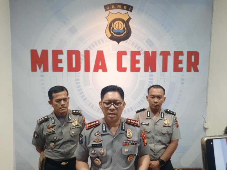 Kabid Humas Polda Jambi Kombes Pol Erlan Munaji (tengah) menyampaikan keterangan pers terkait penanganan longsor pertambangan emas tanpa izin (PETI) di Kabupaten Sarolangun yang menewaskan delapan orang, Rabu (21/1/2026). (Dok. Nahar)