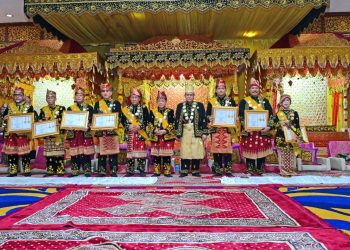 Kapolda Jambi Irjen Pol. Krisno H. Siregar (tengah) bersama sejumlah pejabat daerah usai menerima gelar adat Melayu Jambi dari Lembaga Adat Melayu Provinsi Jambi di Balairungsari LAM Jambi, Rabu (21/1/2026). (Dok. Nahar)