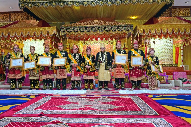 Kapolda Jambi Irjen Pol. Krisno H. Siregar (tengah) bersama sejumlah pejabat daerah usai menerima gelar adat Melayu Jambi dari Lembaga Adat Melayu Provinsi Jambi di Balairungsari LAM Jambi, Rabu (21/1/2026). (Dok. Nahar)