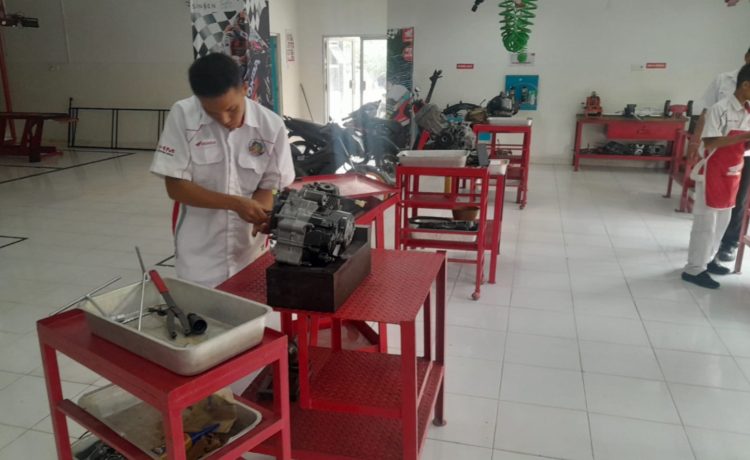 Siswa SMK binaan Honda di Provinsi Jambi mengikuti sesi pelatihan dan uji praktik sebagai persiapan menghadapi Festival Vocational 2026 tingkat nasional di Jakarta (Dok. Sinsen)