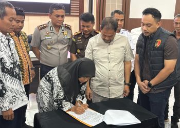 Pendandatangan kesepakatan damai dalam mediasi kasus dugaan kekerasan yang melibatkan guru honorer SD Negeri 21 Desa Pematang Raman, Kecamatan Kumpeh, Kabupaten Muaro Jambi, Rabu (21/1/2026),  (Dok.