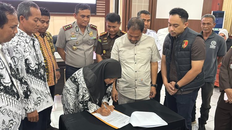 Pendandatangan kesepakatan damai dalam mediasi kasus dugaan kekerasan yang melibatkan guru honorer SD Negeri 21 Desa Pematang Raman, Kecamatan Kumpeh, Kabupaten Muaro Jambi, Rabu (21/1/2026), (Dok.
