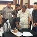 Pendandatangan kesepakatan damai dalam mediasi kasus dugaan kekerasan yang melibatkan guru honorer SD Negeri 21 Desa Pematang Raman, Kecamatan Kumpeh, Kabupaten Muaro Jambi, Rabu (21/1/2026), (Dok.