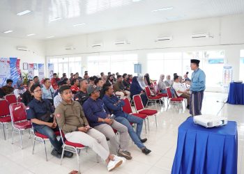 Kadis Kominfo  Provinsi Jambi, Drs. Ariansyah, M.E., menyampaikan materi tentang bahaya judi online dalam kegiatan sosialisasi Bulan K3 Nasional 2026 yang digelar PT Pertamina Hulu Rokan Jambi Field di GSG Kenali Asam, Kota Jambi, Rabu (21/1/2026). (Dok. Stepanus)