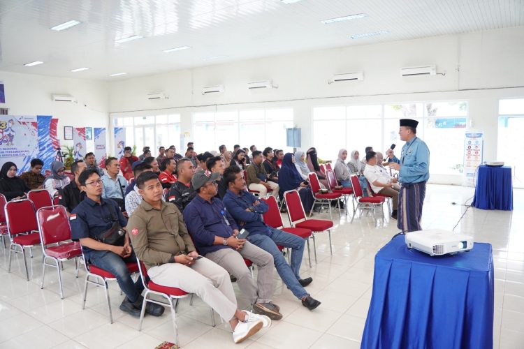 Kadis Kominfo Provinsi Jambi, Drs. Ariansyah, M.E., menyampaikan materi tentang bahaya judi online dalam kegiatan sosialisasi Bulan K3 Nasional 2026 yang digelar PT Pertamina Hulu Rokan Jambi Field di GSG Kenali Asam, Kota Jambi, Rabu (21/1/2026). (Dok. Stepanus)