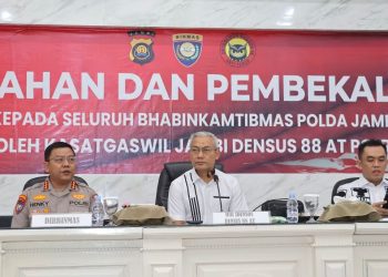 Direktur Binmas Polda Jambi Kombes Pol Henky Poerwanto (kiri), Direktur Idensos Densus 88 AT Polri Brigjen Pol. Arif Makhfudiharto (tengah), dan Kasatgaswil Densus 88 AT Polri Jambi KBP Berri Diatra saat memberikan arahan dan pembekalan kepada Bhabinkamtibmas se-Provinsi Jambi di Aula Polresta Jambi (Dok. Humas)
