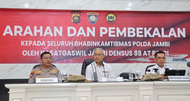 Direktur Binmas Polda Jambi Kombes Pol Henky Poerwanto (kiri), Direktur Idensos Densus 88 AT Polri Brigjen Pol. Arif Makhfudiharto (tengah), dan Kasatgaswil Densus 88 AT Polri Jambi KBP Berri Diatra saat memberikan arahan dan pembekalan kepada Bhabinkamtibmas se-Provinsi Jambi di Aula Polresta Jambi (Dok. Humas)