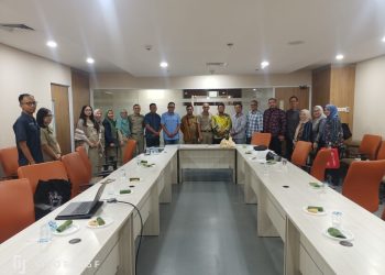 Komisi I DPRD Provinsi Jambi berfoto bersama jajaran Diskominfo Provinsi DKI Jakarta usai pertemuan terkait strategi penanganan hoaks dan disinformasi digital di Jakarta, Selasa (20/1/2026). (Dok. Humas)