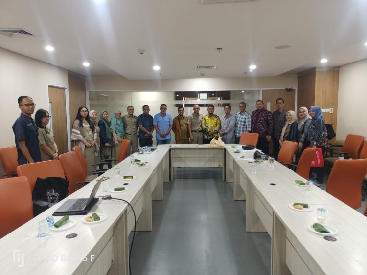 Komisi I DPRD Provinsi Jambi berfoto bersama jajaran Diskominfo Provinsi DKI Jakarta usai pertemuan terkait strategi penanganan hoaks dan disinformasi digital di Jakarta, Selasa (20/1/2026). (Dok. Humas)