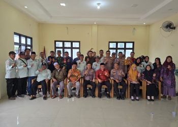 Kapolsek Jambi Timur AKP Marwiyansyah bersama jajaran, tokoh agama, tokoh adat, dan Ketua RT se-Kelurahan Tanjung Pinang usai kegiatan silaturahmi dan tatap muka di Aula Kelurahan Tanjung Pinang, Kecamatan Jambi Timur, Kamis (22/1/2026). (dok. Nahar)