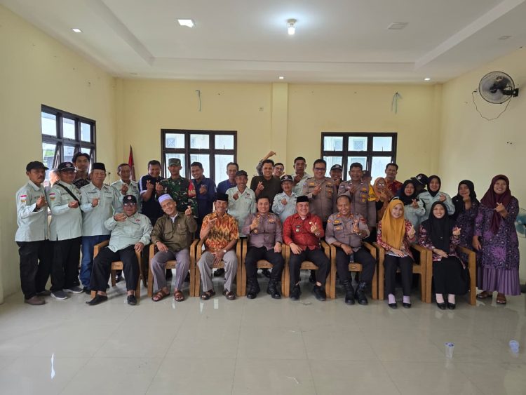 Kapolsek Jambi Timur AKP Marwiyansyah bersama jajaran, tokoh agama, tokoh adat, dan Ketua RT se-Kelurahan Tanjung Pinang usai kegiatan silaturahmi dan tatap muka di Aula Kelurahan Tanjung Pinang, Kecamatan Jambi Timur, Kamis (22/1/2026). (dok. Nahar)