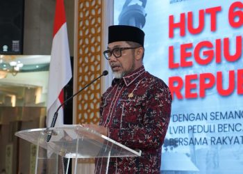 Sekda Provinsi Jambi Dr. H. Sudirman, S.H., M.H., menyampaikan sambutan saat menghadiri peringatan HUT ke-69 LVRI dan HUT ke-45 PPM Provinsi Jambi di Auditorium Rumah Dinas Wali Kota Jambi, Kamis (22/1/2026). (Dok. Stepanus)