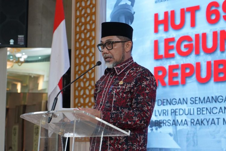 Sekda Provinsi Jambi Dr. H. Sudirman, S.H., M.H., menyampaikan sambutan saat menghadiri peringatan HUT ke-69 LVRI dan HUT ke-45 PPM Provinsi Jambi di Auditorium Rumah Dinas Wali Kota Jambi, Kamis (22/1/2026). (Dok. Stepanus)