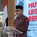 Sekda Provinsi Jambi Dr. H. Sudirman, S.H., M.H., menyampaikan sambutan saat menghadiri peringatan HUT ke-69 LVRI dan HUT ke-45 PPM Provinsi Jambi di Auditorium Rumah Dinas Wali Kota Jambi, Kamis (22/1/2026). (Dok. Stepanus)
