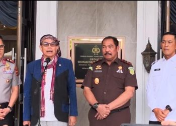 Anggota Komisi III DPR RI bersama Kapolda Jambi Irjen Pol. Krisno H. Siregar dan jajaran saat kunjungan kerja spesifik ke Polda Jambi, Kamis (22/1/2026) (Dok. Nahar)