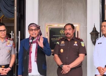 Anggota Komisi III DPR RI menyampaikan keterangan pers usai pertemuan dengan Polda Jambi, Kejati Jambi, dan BNNP Jambi terkait penyelesaian perkara guru dan murid yang dinilai telah ditangani sesuai mekanisme KUHP baru, Kamis (22/1/2026). (Dok . Nahar)