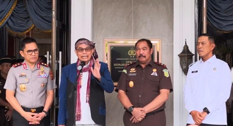 Anggota Komisi III DPR RI menyampaikan keterangan pers usai pertemuan dengan Polda Jambi, Kejati Jambi, dan BNNP Jambi terkait penyelesaian perkara guru dan murid yang dinilai telah ditangani sesuai mekanisme KUHP baru, Kamis (22/1/2026). (Dok . Nahar)