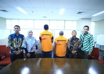Penyidik Otoritas Jasa Keuangan (OJK) bersama Kejaksaan Negeri Jakarta Selatan memperlihatkan dua tersangka kasus tindak pidana sektor jasa keuangan PT Investree Radhika Jaya saat pelaksanaan Tahap II, Kamis (22/1/2026). (Dok. Humas OJK)