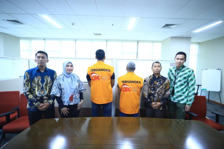 Penyidik Otoritas Jasa Keuangan (OJK) bersama Kejaksaan Negeri Jakarta Selatan memperlihatkan dua tersangka kasus tindak pidana sektor jasa keuangan PT Investree Radhika Jaya saat pelaksanaan Tahap II, Kamis (22/1/2026). (Dok. Humas OJK)