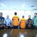 Penyidik Otoritas Jasa Keuangan (OJK) bersama Kejaksaan Negeri Jakarta Selatan memperlihatkan dua tersangka kasus tindak pidana sektor jasa keuangan PT Investree Radhika Jaya saat pelaksanaan Tahap II, Kamis (22/1/2026). (Dok. Humas OJK)