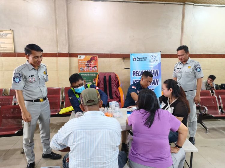 Petugas Jasa Raharja Wilayah Jambi bersama Bidokkes Polda Jambi memberikan layanan pemeriksaan kesehatan gratis kepada awak dan penumpang angkutan umum di PO Ratu Intan, Kota Jambi (Dok. Stepanus)