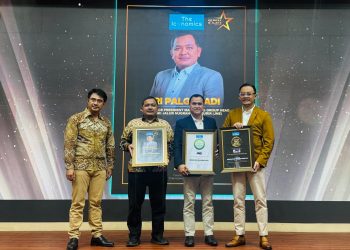 Perwakilan JNE menerima penghargaan dalam ajang Indonesia Best Halal Awards 2026 dan Indonesia 20 Best Companies Awards yang diselenggarakan The Iconomics Media bersama Axia Research di Jakarta, Kamis (22/1/2026). (Do . Humas)