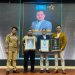 Perwakilan JNE menerima penghargaan dalam ajang Indonesia Best Halal Awards 2026 dan Indonesia 20 Best Companies Awards yang diselenggarakan The Iconomics Media bersama Axia Research di Jakarta, Kamis (22/1/2026). (Do . Humas)