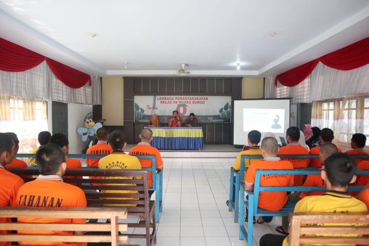 Warga binaan pemasyarakatan mengikuti kegiatan penyuluhan kesehatan mental bertema kecemasan dan depresi yang digelar di Aula Lapas Kelas IIB Muara Bungo, Jumat (23/1/2026). (Dok. Humas)