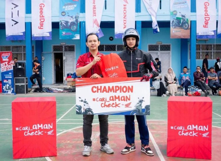 Perwakilan Honda Sinsen menyerahkan apresiasi kepada peserta dalam kegiatan #Cari_aman Check sebagai bagian dari rangkaian dukungan menuju Development Basketball League (DBL) Jambi 2026. (Dok,Stepanus)