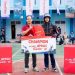Perwakilan Honda Sinsen menyerahkan apresiasi kepada peserta dalam kegiatan #Cari_aman Check sebagai bagian dari rangkaian dukungan menuju Development Basketball League (DBL) Jambi 2026. (Dok,Stepanus)