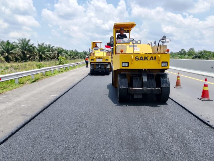 Alat berat melakukan pemadatan aspal pada salah satu ruas Jalan Tol Trans Sumatra yang dikelola PT Hutama Karya (Dok. Humas HK)