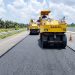 Alat berat melakukan pemadatan aspal pada salah satu ruas Jalan Tol Trans Sumatra yang dikelola PT Hutama Karya (Dok. Humas HK)