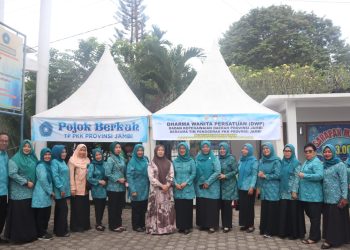 Pengurus TP PKK Provinsi Jambi bersama Dharma Wanita Persatuan BKD Provinsi Jambi berfoto di Pojok Berkah usai pelaksanaan program Jumat Berkah (Dok. Stepanus)