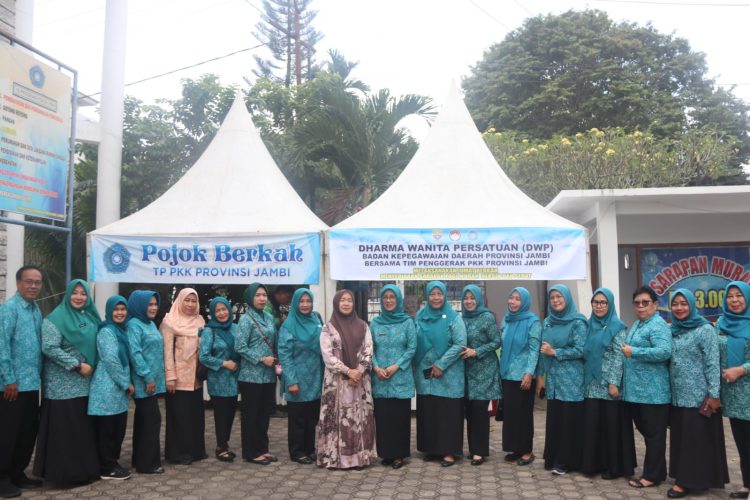 Pengurus TP PKK Provinsi Jambi bersama Dharma Wanita Persatuan BKD Provinsi Jambi berfoto di Pojok Berkah usai pelaksanaan program Jumat Berkah (Dok. Stepanus)