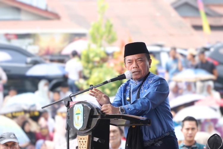 Gubernur Jambi Al Haris menyampaikan sambutan saat menghadiri Kenduri Sko di Kecamatan Siulak Mukai, Kabupaten Kerinci, Sabtu (24/1/2026). (Dok. Erit)