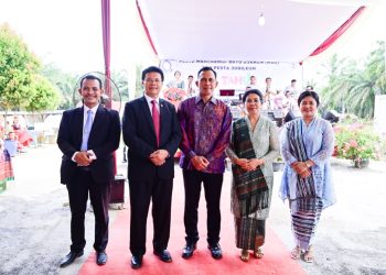 Irwasda Polda Jambi Kombes Pol. Jannus P. Parlindungan (tengah) bersama Ephorus HKBP Pdt. Dr. Victor Tinambunan, MST, dan unsur Forkopimda saat menghadiri Perayaan Pesta Perak 25 Tahun HKBP Simpang Rambutan, Tanjabbar, , Minggu (25/1/2026). (Dok. Nahar)