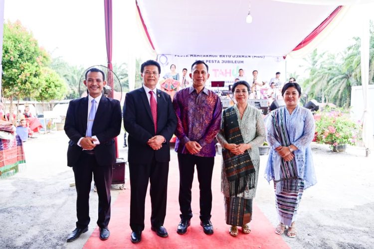 Irwasda Polda Jambi Kombes Pol. Jannus P. Parlindungan (tengah) bersama Ephorus HKBP Pdt. Dr. Victor Tinambunan, MST, dan unsur Forkopimda saat menghadiri Perayaan Pesta Perak 25 Tahun HKBP Simpang Rambutan, Tanjabbar, , Minggu (25/1/2026). (Dok. Nahar)