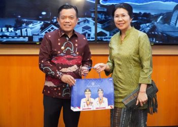Gubernur Jambi Al Haris (kiri) menerima cenderamata dari pimpinan Gereja Huria Kristen Batak Protestan (HKBP) sedunia, Ompui Ephorus Pdt. Dr. Victor Tinambunan, M.ST., saat audiensi di Rumah Dinas Gubernur Jambi, Minggu (25/1/2026). (Dok. Erit)