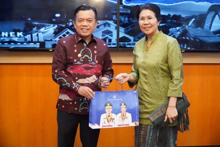 Gubernur Jambi Al Haris (kiri) menerima cenderamata dari pimpinan Gereja Huria Kristen Batak Protestan (HKBP) sedunia, Ompui Ephorus Pdt. Dr. Victor Tinambunan, M.ST., saat audiensi di Rumah Dinas Gubernur Jambi, Minggu (25/1/2026). (Dok. Erit)