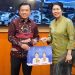 Gubernur Jambi Al Haris (kiri) menerima cenderamata dari pimpinan Gereja Huria Kristen Batak Protestan (HKBP) sedunia, Ompui Ephorus Pdt. Dr. Victor Tinambunan, M.ST., saat audiensi di Rumah Dinas Gubernur Jambi, Minggu (25/1/2026). (Dok. Erit)