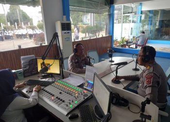 Petugas Ditlantas Polda Jambi menjadi narasumber dalam program Patroli Udara Siginjai yang disiarkan langsung dari Studio RRI Pro 2 FM Jambi, Senin (26/1/2026) (Dok. Nahar)